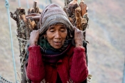 Femme branchée sur le pont de Dunaï - Dolpo - Népal