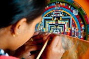 Femme réalisant un mandala - Baktapur - Népal