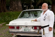 Masahiro Nakamoto prend le volant de sa mercedes 280 E - Okinawa