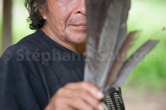 Renaud Sakeu avec les plumes de hocco pour les fleches  -Guyane