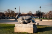 Grâce et légèreté - Sculpture sur fond de tour Eiffel - Jardin des tuileries - Paris