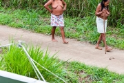 femmes wayampi et parabole - Guyane