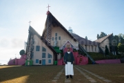 Pere Jacob devant la cathedrale Kohima - Nagaland - Inde