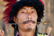 Le guerrier archer Chuvachu  tenant une fleche entre les dents - Hornbill festival Nagaland - Inde