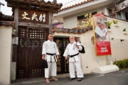 Masahiro Nakamoto et son fils Mamoru devant le dojo - Naha - Okinawa