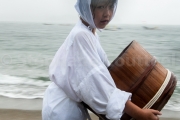 Jeune fille habillée en Ama avec Iso oke -Shirongo matsuri - Sugashima - Japon