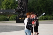 Chinois enthousiaste devant la statue de Chen Wangting - Chenjiagou - Chine