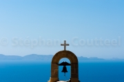Cloche et croix chretienne sur azur - Crete