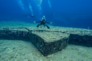 Kumi fait la tortue façonnee dans la roche sous marine - Yonaguni - Okinawa