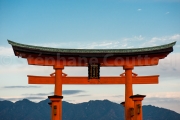 Torii flottant au dessus de la montagne - Japon