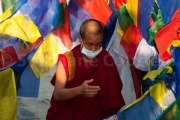 Moine masqué dans un océan de drapeaux de prières - Bodhnath - Népal